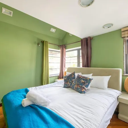 Belmont Deco Noir Penthouse Wellness & Apartment Bristol