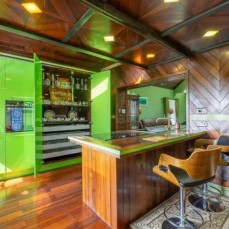 Belmont Deco Noir Penthouse Wellness & Apartment Bristol