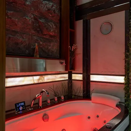 Belmont Deco Noir Penthouse Wellness & Apartment