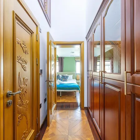 Belmont Deco Noir Penthouse Wellness & *