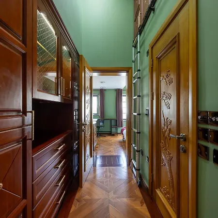 Belmont Deco Noir Penthouse Wellness & Apartment